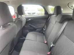 
										2017 Ford Focus SE full									